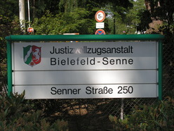 Hinweistafel am Eingang der Justizvollzugsanstalt Hinweistafel am Eingang der Justizvollzugsanstalt